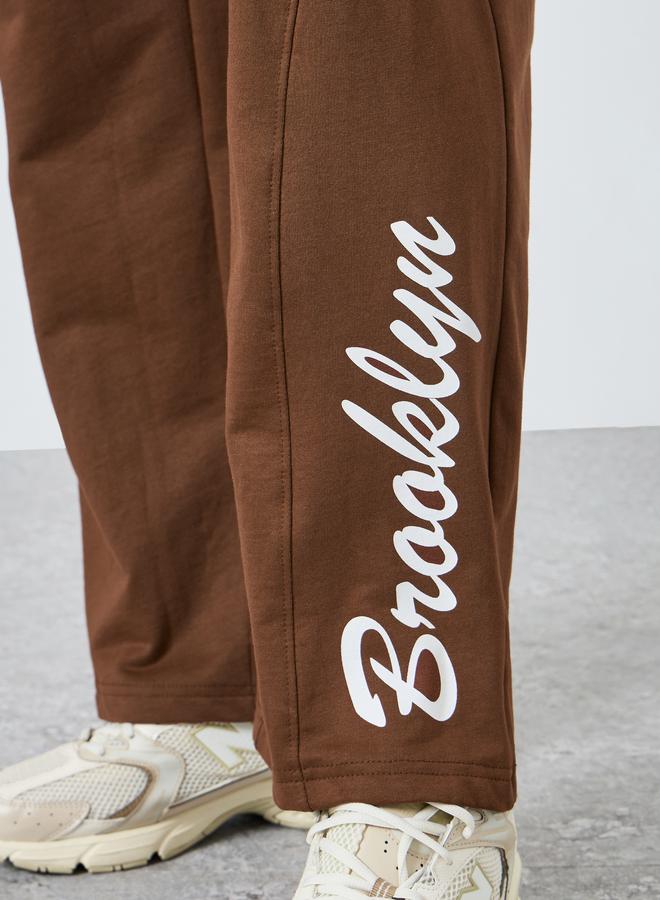 ستايلي جوغر بأرجل واسعة وطبعة بروكلين - Image 3